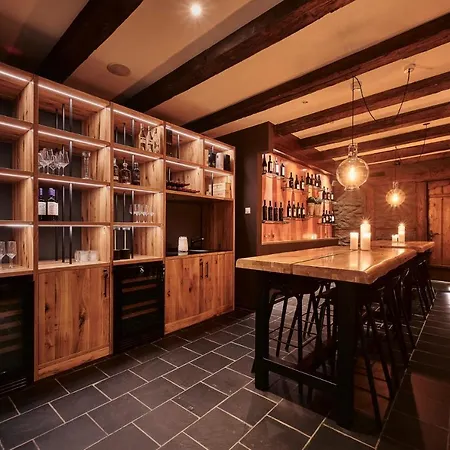 5th Floor Basic - Shared Bathrooms فندق إنترلاكن