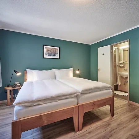 فندق 5th Floor Basic - Shared Bathrooms إنترلاكن